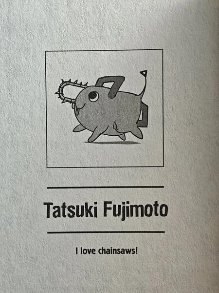 Attēlā redzams melnbalts zīmējums ar tēlu Pochita, zem kura ir redzams vārds Tatsuki Fujimoto un sauklis "I love chainsaws!". (Captioned by AI)